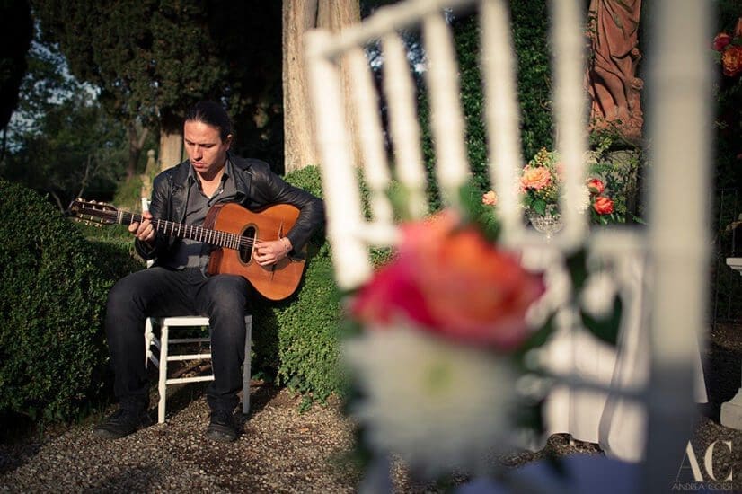 Guitar player wedding ceremony Tuscany Ph Andrea Corsi